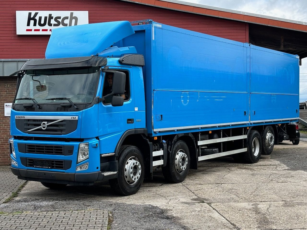 Volvo FM 330 /8x2/ Getränke 10m mit Lbw. 2t - Juomien kuljetukseen kuorma-auto: kuva Volvo FM 330 /8x2/ Getränke 10m mit Lbw. 2t - Juomien kuljetukseen kuorma-auto Volvo FM 330 /8x2/ Getränke 10m mit Lbw. 2t - Juomien kuljetukseen kuorma-auto: kuva Volvo FM 330 /8x2/ Getränke 10m mit Lbw. 2t - Juomien kuljetukseen kuorma-auto