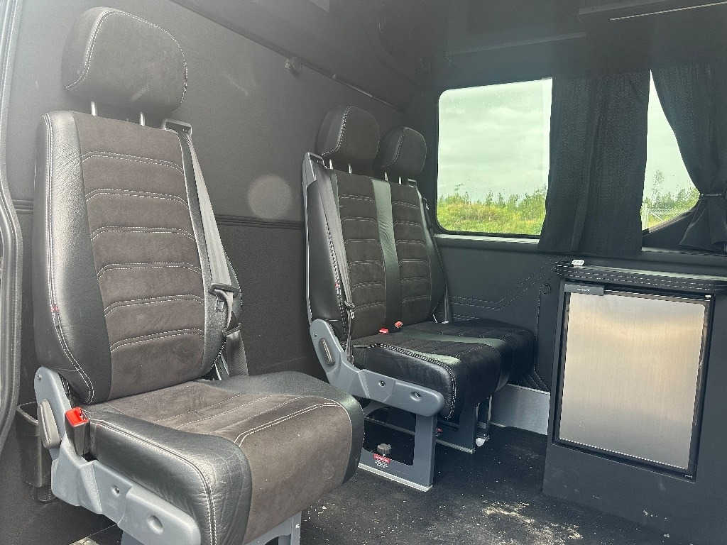 Iveco Daily 35S16A8 1+5 hlö retkeilyauto - Pakettiauto: kuva Iveco Daily 35S16A8 1+5 hlö retkeilyauto - Pakettiauto Iveco Daily 35S16A8 1+5 hlö retkeilyauto - Pakettiauto: kuva Iveco Daily 35S16A8 1+5 hlö retkeilyauto - Pakettiauto