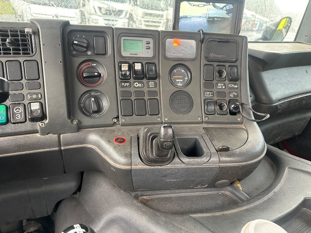 Nostovarsi-vaihtolavakuorma kuorma-auto Scania P114 8x2*6: kuva Nostovarsi-vaihtolavakuorma kuorma-auto Scania P114 8x2*6