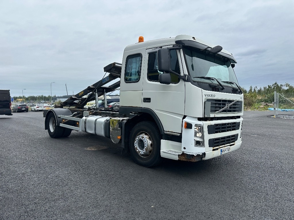 Volvo FM9 4x2 vaijerilaitteilla - Nostovarsi-vaihtolavakuorma kuorma-auto: kuva Volvo FM9 4x2 vaijerilaitteilla - Nostovarsi-vaihtolavakuorma kuorma-auto Volvo FM9 4x2 vaijerilaitteilla - Nostovarsi-vaihtolavakuorma kuorma-auto: kuva Volvo FM9 4x2 vaijerilaitteilla - Nostovarsi-vaihtolavakuorma kuorma-auto