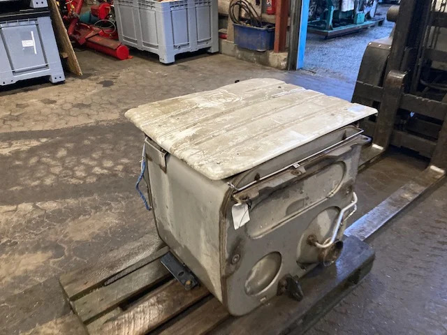 MAN 81.15103-6131 – MAN silencer - Pakokaasujärjestelmä - Kuorma-auto: kuva MAN 81.15103-6131 – MAN silencer - Pakokaasujärjestelmä - Kuorma-auto MAN 81.15103-6131 – MAN silencer - Pakokaasujärjestelmä - Kuorma-auto: kuva MAN 81.15103-6131 – MAN silencer - Pakokaasujärjestelmä - Kuorma-auto