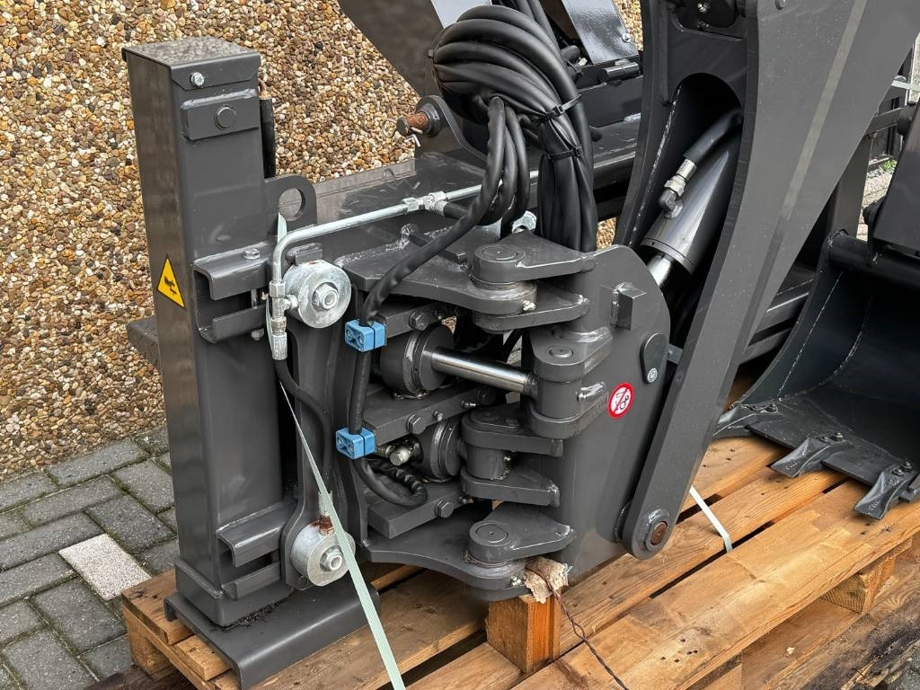 Gehl Skid steer loader – excavator arm – broom – slide - Harjakone: kuva Gehl Skid steer loader – excavator arm – broom – slide - Harjakone Gehl Skid steer loader – excavator arm – broom – slide - Harjakone: kuva Gehl Skid steer loader – excavator arm – broom – slide - Harjakone