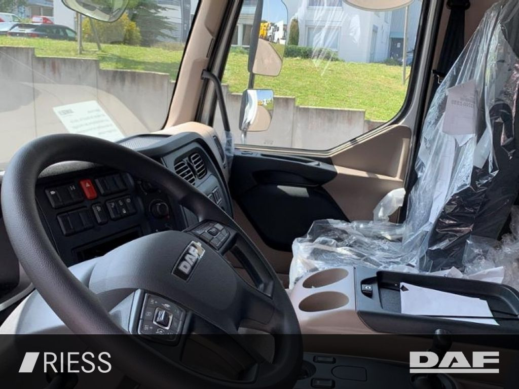 DAF XB 210 FA 7,49 to Koffer LBW Klima Automatik - Jakeluauto: kuva DAF XB 210 FA 7,49 to Koffer LBW Klima Automatik - Jakeluauto DAF XB 210 FA 7,49 to Koffer LBW Klima Automatik - Jakeluauto: kuva DAF XB 210 FA 7,49 to Koffer LBW Klima Automatik - Jakeluauto