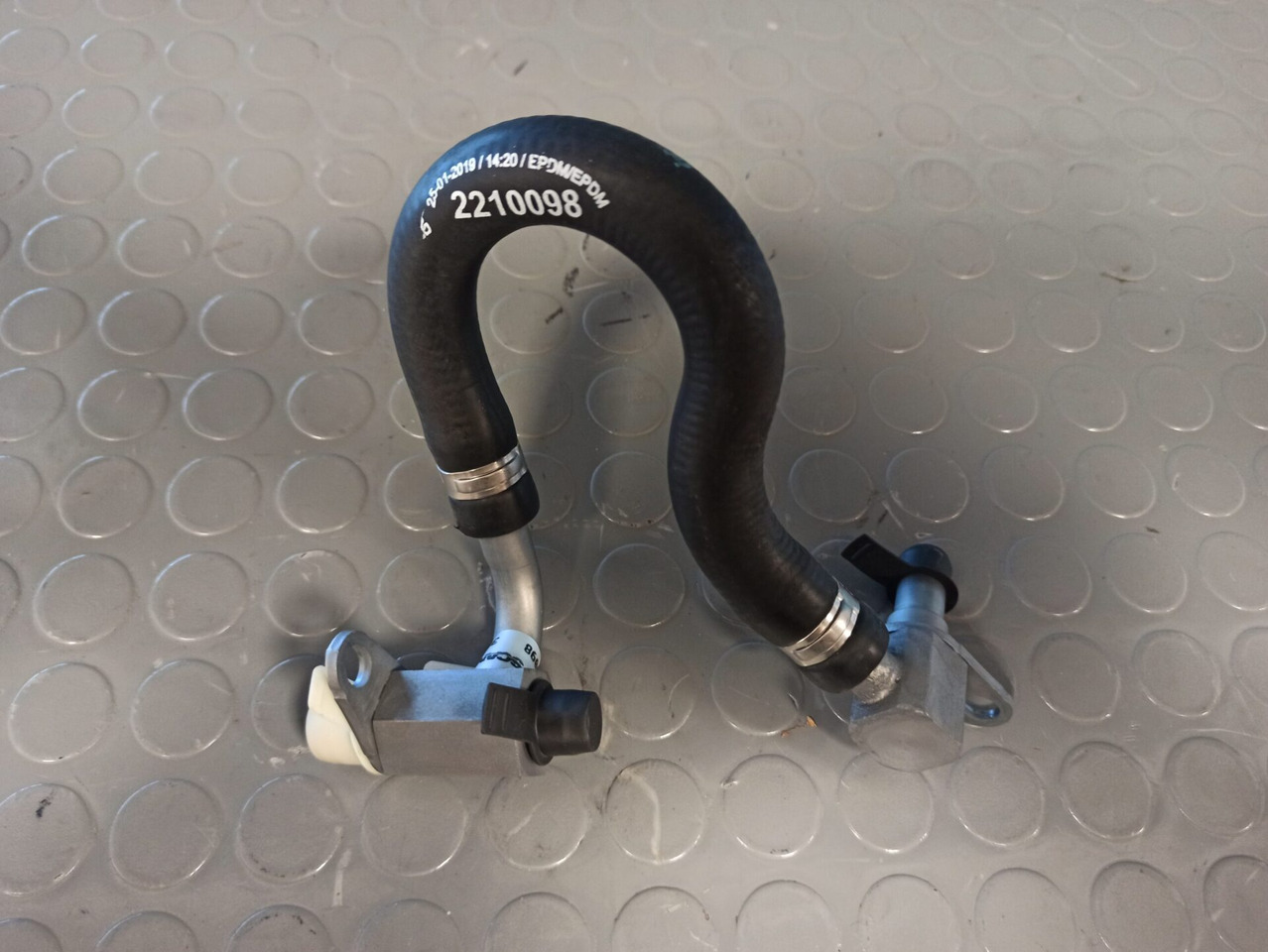 SCANIA COOLANT PIPE 2210098 - Jäähdytysjärjestelmä - Kuorma-auto: kuva SCANIA COOLANT PIPE 2210098 - Jäähdytysjärjestelmä - Kuorma-auto SCANIA COOLANT PIPE 2210098 - Jäähdytysjärjestelmä - Kuorma-auto: kuva SCANIA COOLANT PIPE 2210098 - Jäähdytysjärjestelmä - Kuorma-auto