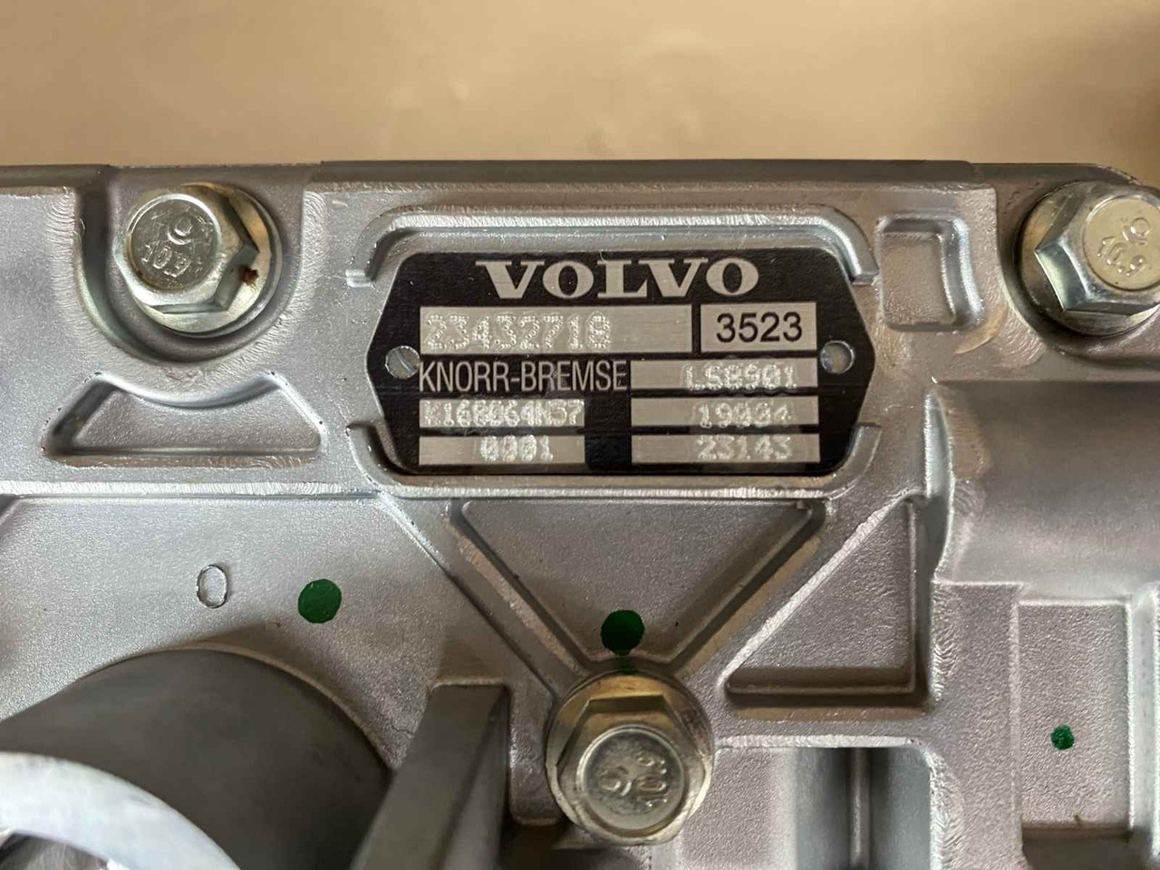 VOLVO AIR COMPRESSOR 23432718 - Kompressori - Kuorma-auto: kuva VOLVO AIR COMPRESSOR 23432718 - Kompressori - Kuorma-auto VOLVO AIR COMPRESSOR 23432718 - Kompressori - Kuorma-auto: kuva VOLVO AIR COMPRESSOR 23432718 - Kompressori - Kuorma-auto