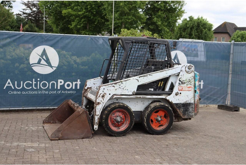Bobcat S100 - Pyöräkuormaaja: kuva Bobcat S100 - Pyöräkuormaaja Bobcat S100 - Pyöräkuormaaja: kuva Bobcat S100 - Pyöräkuormaaja