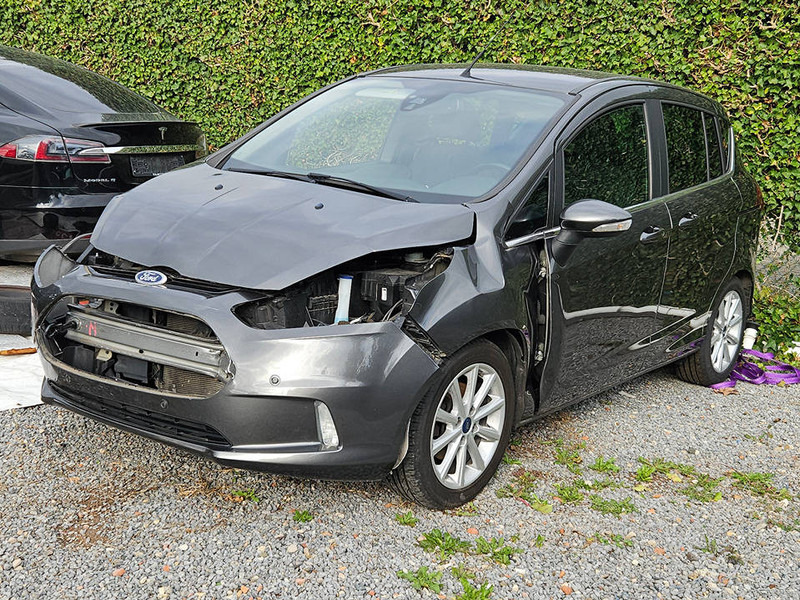 Ford B-Max 1.6 Ti-VCT Powershift - Sedan: kuva Ford B-Max 1.6 Ti-VCT Powershift - Sedan Ford B-Max 1.6 Ti-VCT Powershift - Sedan: kuva Ford B-Max 1.6 Ti-VCT Powershift - Sedan