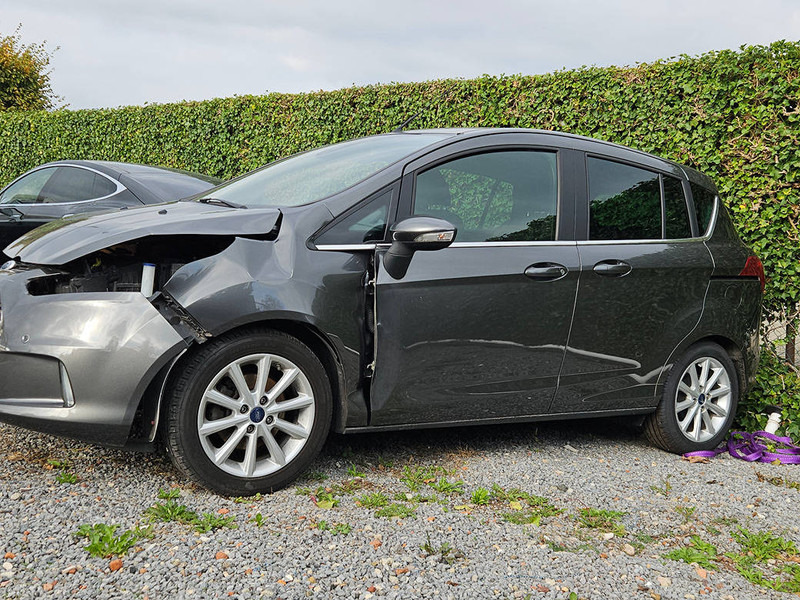 Ford B-Max 1.6 Ti-VCT Powershift - Sedan: kuva Ford B-Max 1.6 Ti-VCT Powershift - Sedan Ford B-Max 1.6 Ti-VCT Powershift - Sedan: kuva Ford B-Max 1.6 Ti-VCT Powershift - Sedan