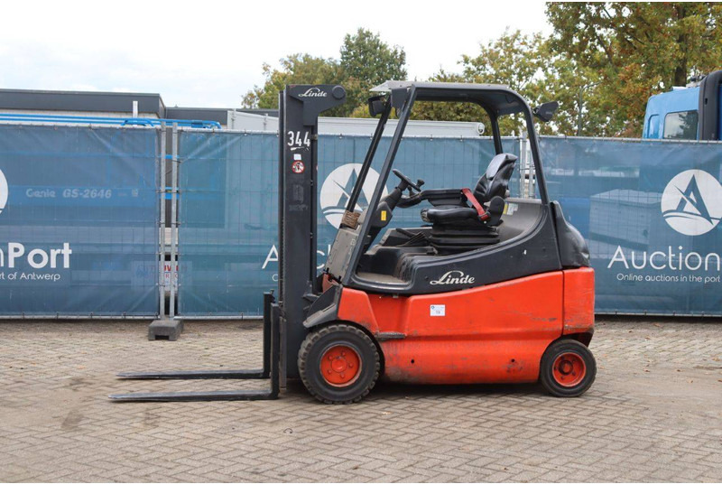 Linde E30/03 - Sähkötrukki: kuva Linde E30/03 - Sähkötrukki Linde E30/03 - Sähkötrukki: kuva Linde E30/03 - Sähkötrukki
