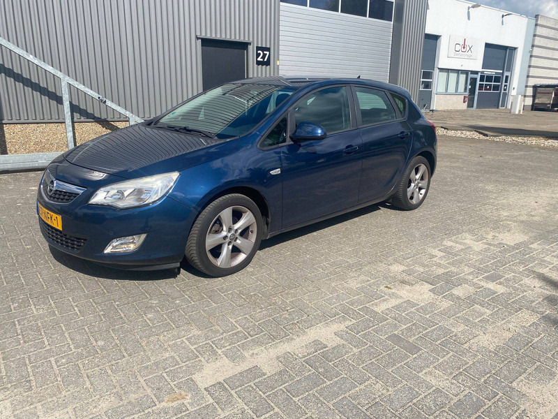 Opel Astra 1.6 - Sedan: kuva Opel Astra 1.6 - Sedan Opel Astra 1.6 - Sedan: kuva Opel Astra 1.6 - Sedan