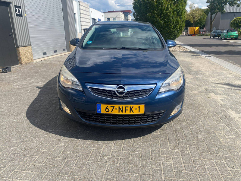 Opel Astra 1.6 - Sedan: kuva Opel Astra 1.6 - Sedan Opel Astra 1.6 - Sedan: kuva Opel Astra 1.6 - Sedan