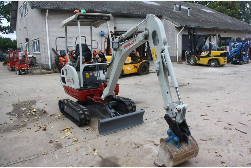 Takeuchi TB216 - Minikuormaaja: kuva Takeuchi TB216 - Minikuormaaja Takeuchi TB216 - Minikuormaaja: kuva Takeuchi TB216 - Minikuormaaja