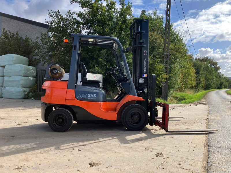 Toyota 42-7FGF25 - Kaasutrukki: kuva Toyota 42-7FGF25 - Kaasutrukki Toyota 42-7FGF25 - Kaasutrukki: kuva Toyota 42-7FGF25 - Kaasutrukki