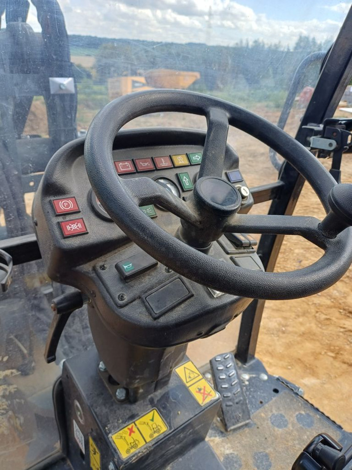 Giant G2500 HD - Liukuohjattu kuormaaja: kuva Giant G2500 HD - Liukuohjattu kuormaaja Giant G2500 HD - Liukuohjattu kuormaaja: kuva Giant G2500 HD - Liukuohjattu kuormaaja