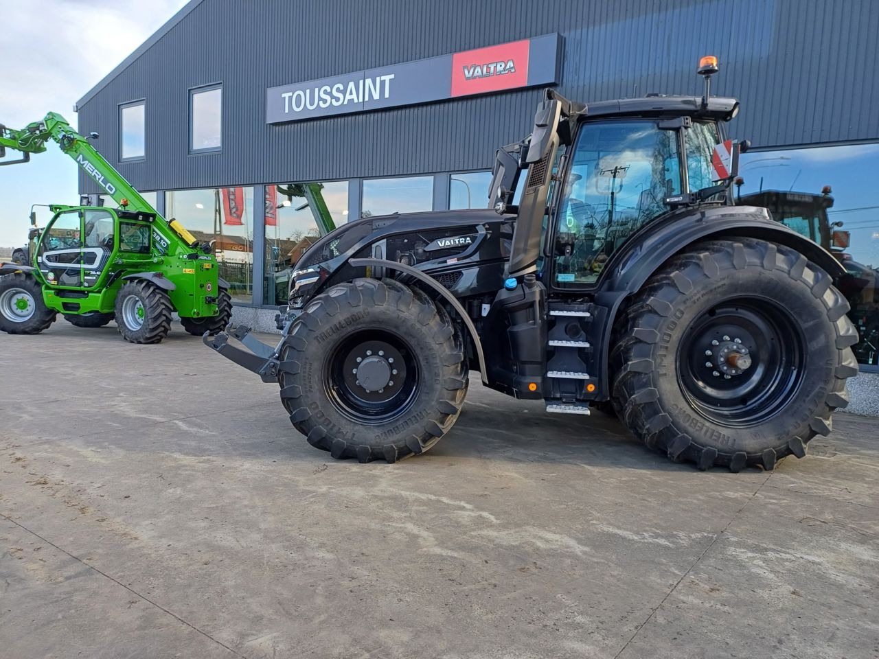 Valtra Q245 - Traktori: kuva Valtra Q245 - Traktori Valtra Q245 - Traktori: kuva Valtra Q245 - Traktori