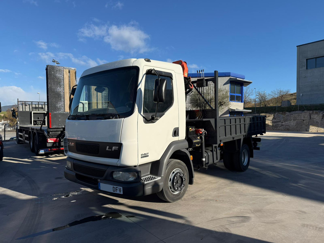DAF LF FA 45.180 (Platform and Crane) - Lava-kuorma-auto, Nosturiauto: kuva DAF LF FA 45.180 (Platform and Crane) - Lava-kuorma-auto, Nosturiauto DAF LF FA 45.180 (Platform and Crane) - Lava-kuorma-auto, Nosturiauto: kuva DAF LF FA 45.180 (Platform and Crane) - Lava-kuorma-auto, Nosturiauto