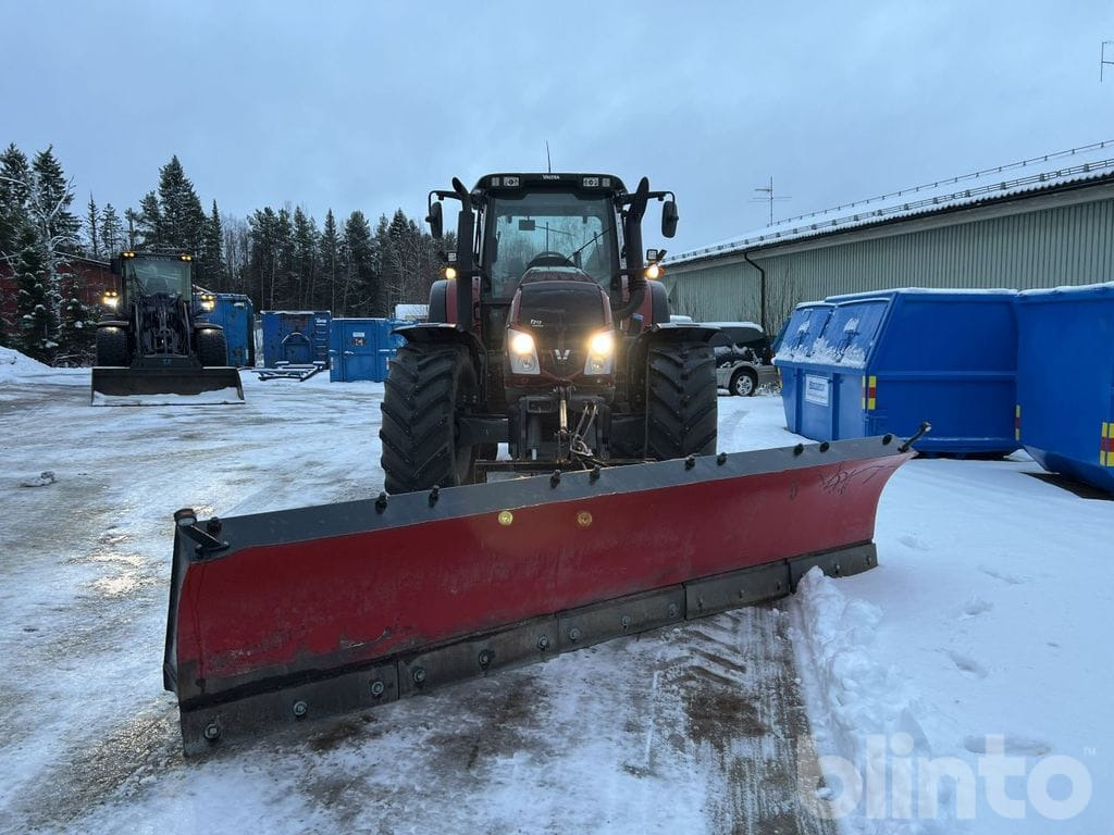 Valtra T213 med plogutrustning - Traktori: kuva Valtra T213 med plogutrustning - Traktori Valtra T213 med plogutrustning - Traktori: kuva Valtra T213 med plogutrustning - Traktori