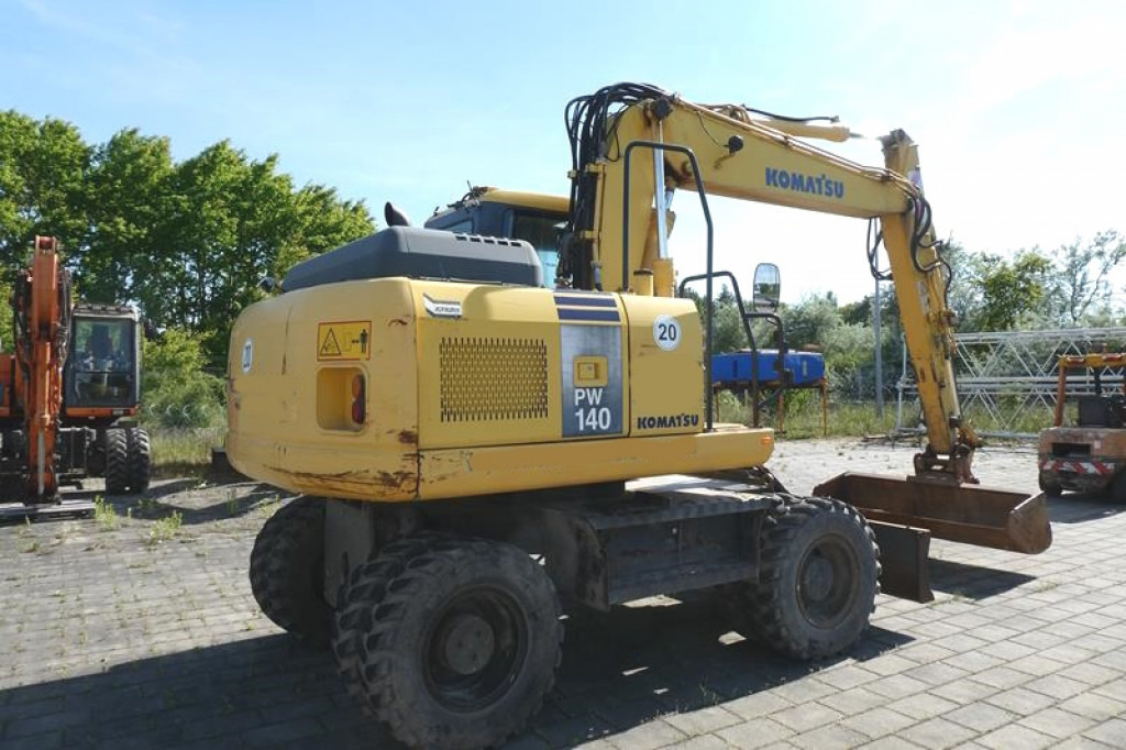 KOMATSU HANOMAG KOMATSU HANOMAG Mobilbagger Mobilbagger PW140-7 - Pyöräalustainen kaivinkone: kuva KOMATSU HANOMAG KOMATSU HANOMAG Mobilbagger Mobilbagger PW140-7 - Pyöräalustainen kaivinkone KOMATSU HANOMAG KOMATSU HANOMAG Mobilbagger Mobilbagger PW140-7 - Pyöräalustainen kaivinkone: kuva KOMATSU HANOMAG KOMATSU HANOMAG Mobilbagger Mobilbagger PW140-7 - Pyöräalustainen kaivinkone