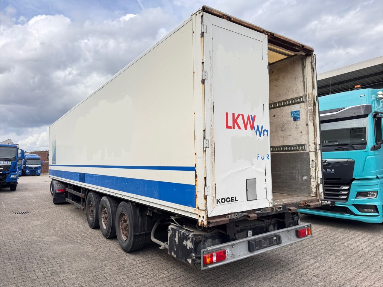 Kögel SPKH 24 Koffer 3-Achser - Umpikori puoliperävaunu: kuva Kögel SPKH 24 Koffer 3-Achser - Umpikori puoliperävaunu Kögel SPKH 24 Koffer 3-Achser - Umpikori puoliperävaunu: kuva Kögel SPKH 24 Koffer 3-Achser - Umpikori puoliperävaunu