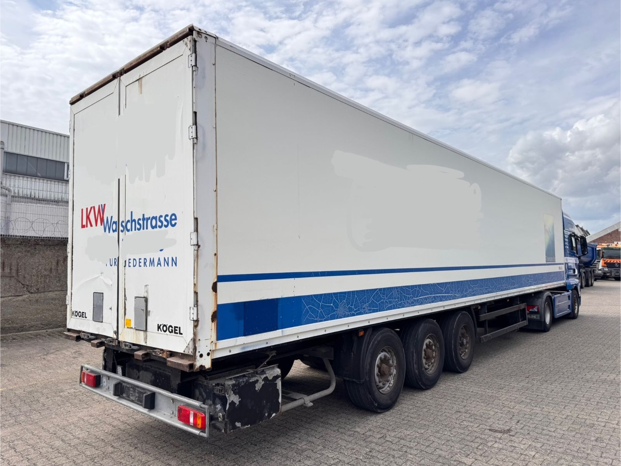 Kögel SPKH 24 Koffer 3-Achser - Umpikori puoliperävaunu: kuva Kögel SPKH 24 Koffer 3-Achser - Umpikori puoliperävaunu Kögel SPKH 24 Koffer 3-Achser - Umpikori puoliperävaunu: kuva Kögel SPKH 24 Koffer 3-Achser - Umpikori puoliperävaunu