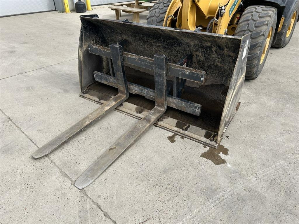 CAT 906M (8758) - Pienkuormaaja: kuva CAT 906M (8758) - Pienkuormaaja CAT 906M (8758) - Pienkuormaaja: kuva CAT 906M (8758) - Pienkuormaaja